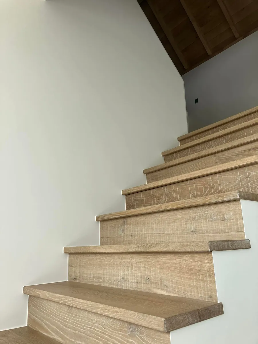 Trapzaal met geschilderde wand