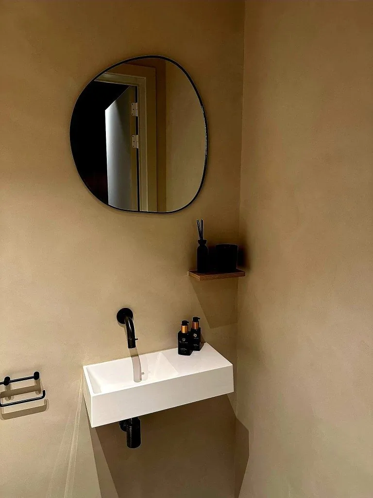 Badkamer wastafel met decoratieve wand