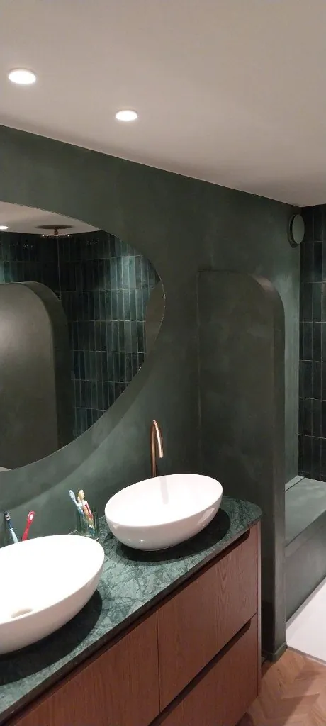 Badkamer in groene wandafwerking