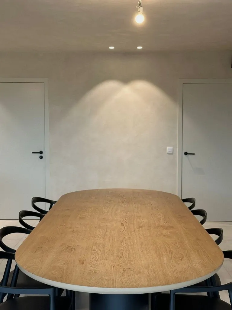 Eetkamer met decoratieve wandafwerking