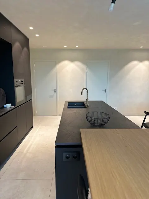 Keuken met decoratieve wandafwerking