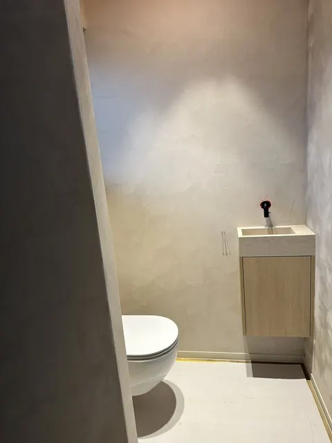 Toilet met textuurwand