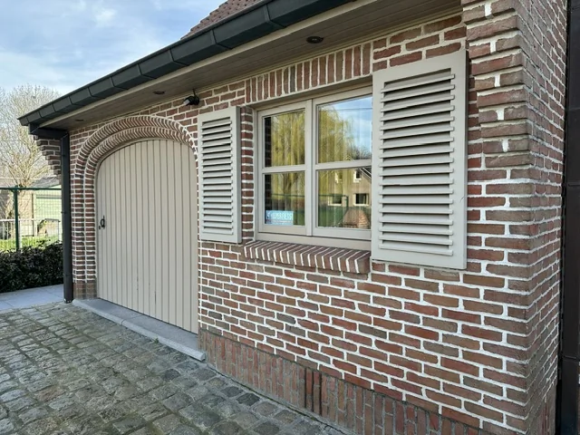 Buitenschrijnwerk in beige afwerking