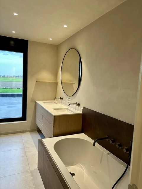 Badkamer met decoratieve wandafwerking